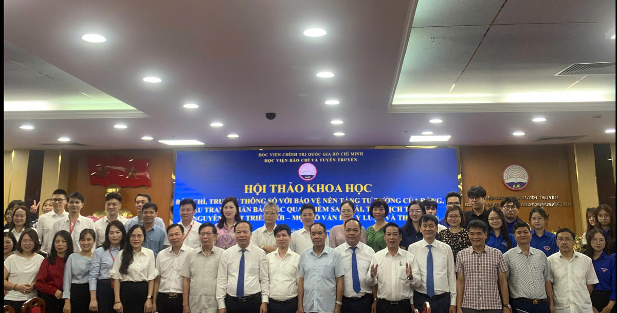 Các đại biểu chụp ảnh lưu niệm.