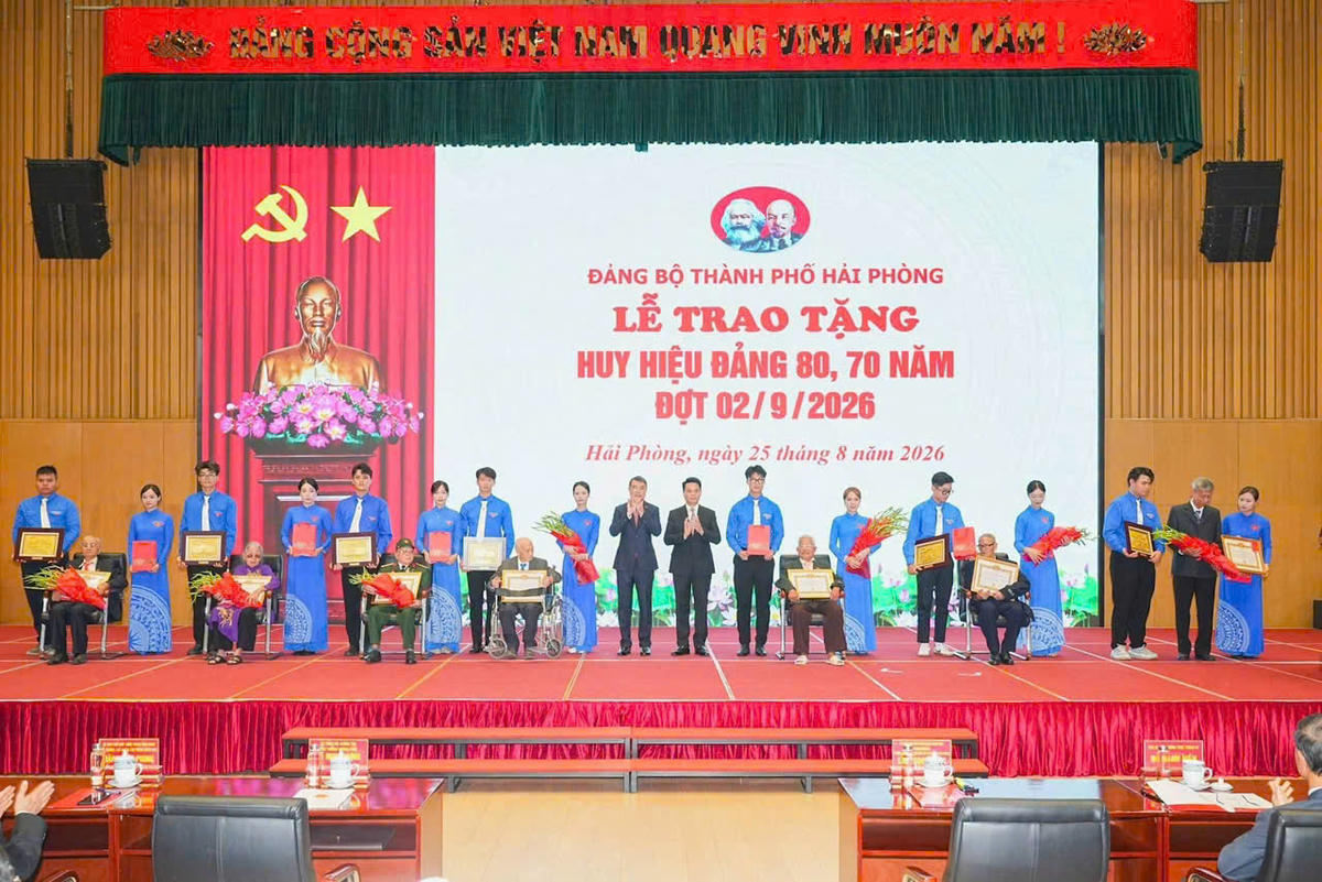 Thủ tướng Chính phủ Lê Minh Hưng trao Huy hiệu Đảng tặng các đảng viên lão thành TP Hải Phòng. Ảnh: ĐT.