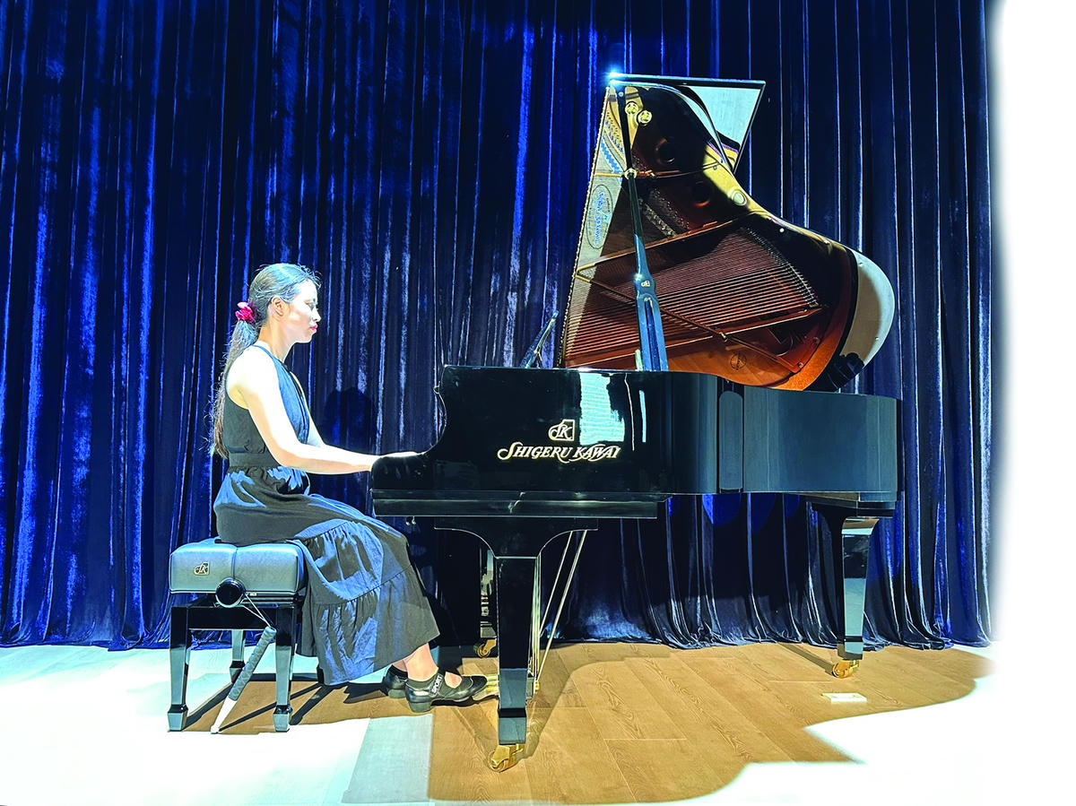 An Như biểu diễn piano gây quỹ từ thiện.
