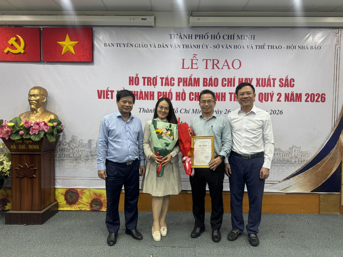 Nhà báo Chu Ninh, Trưởng Ban Đại diện Báo Đại Đoàn Kết tại Thành phố Hồ Chí Minh được trao tác phẩm xuất sắc thể loại chính luận. Ảnh: BTC.