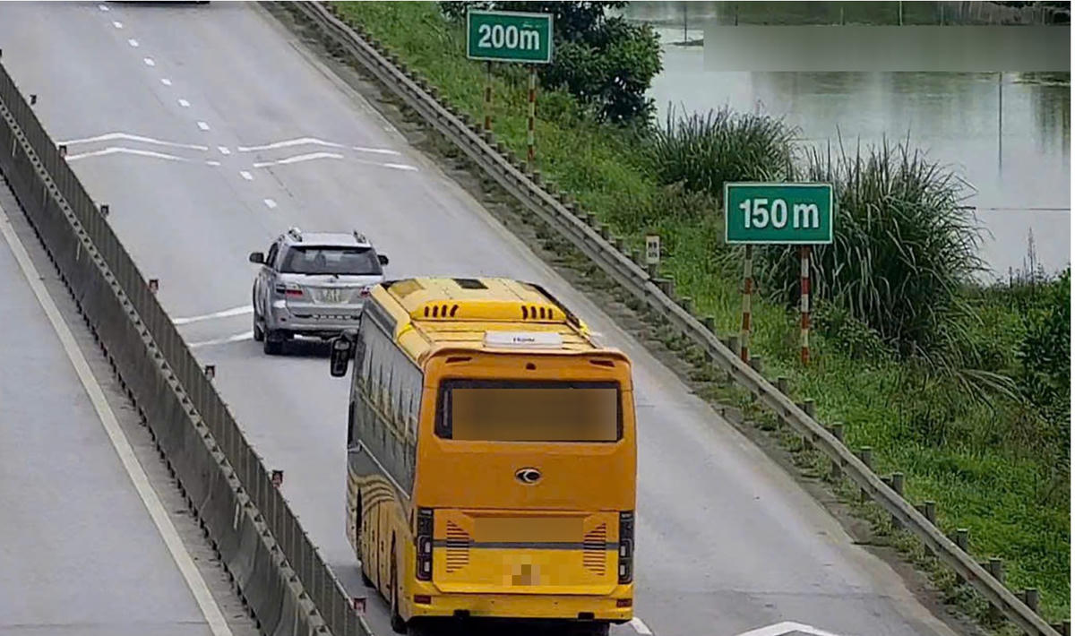 Ô tô khách chạy bám sát phương tiện phía trước trên cao tốc Mai Sơn - Quốc lộ 45, bị CSGT phát hiện và xử phạt.