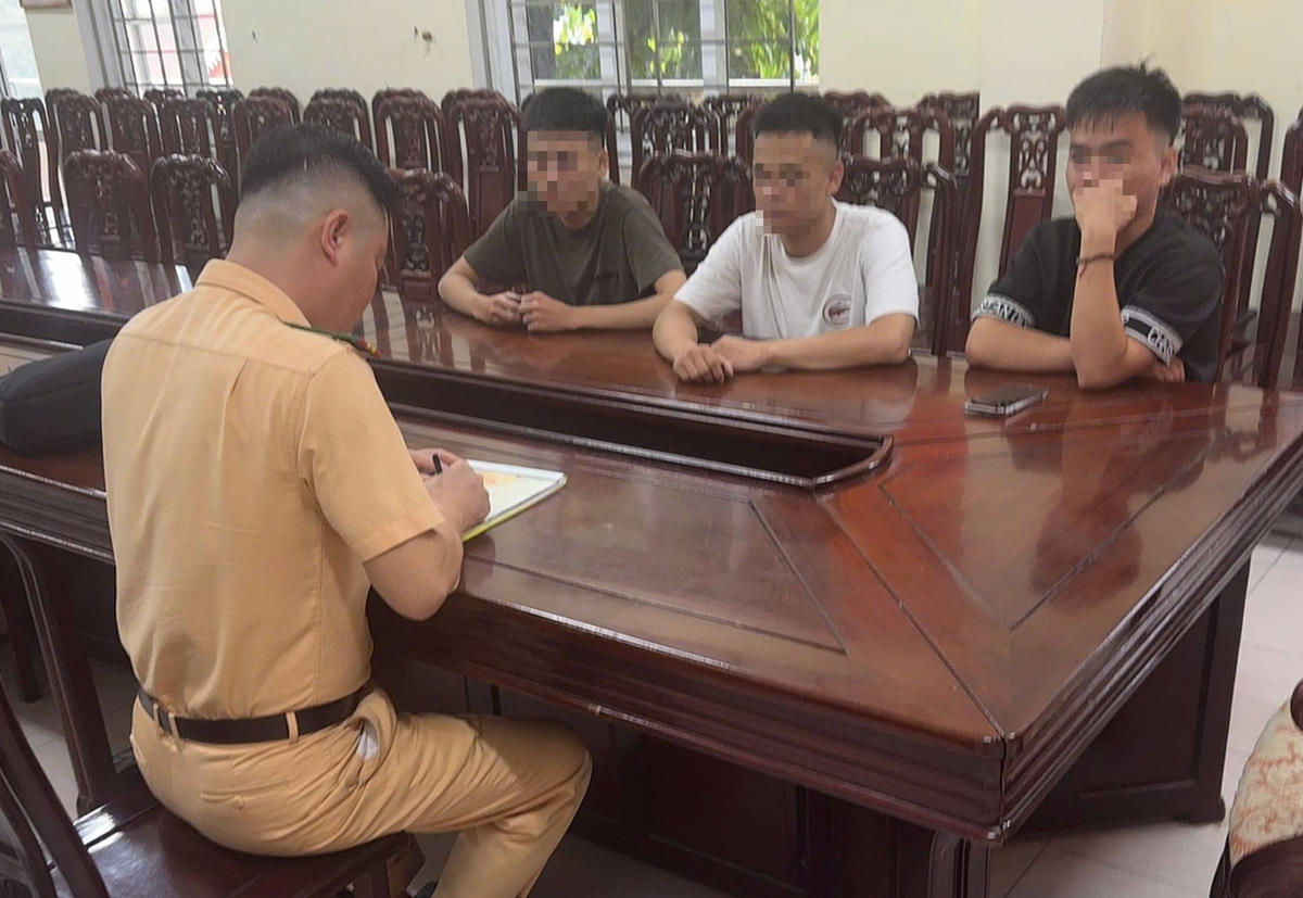 Phòng Cảnh sát giao thông xử lý các trường hợp vi phạm. Ảnh: Công an tỉnh Nghệ An 