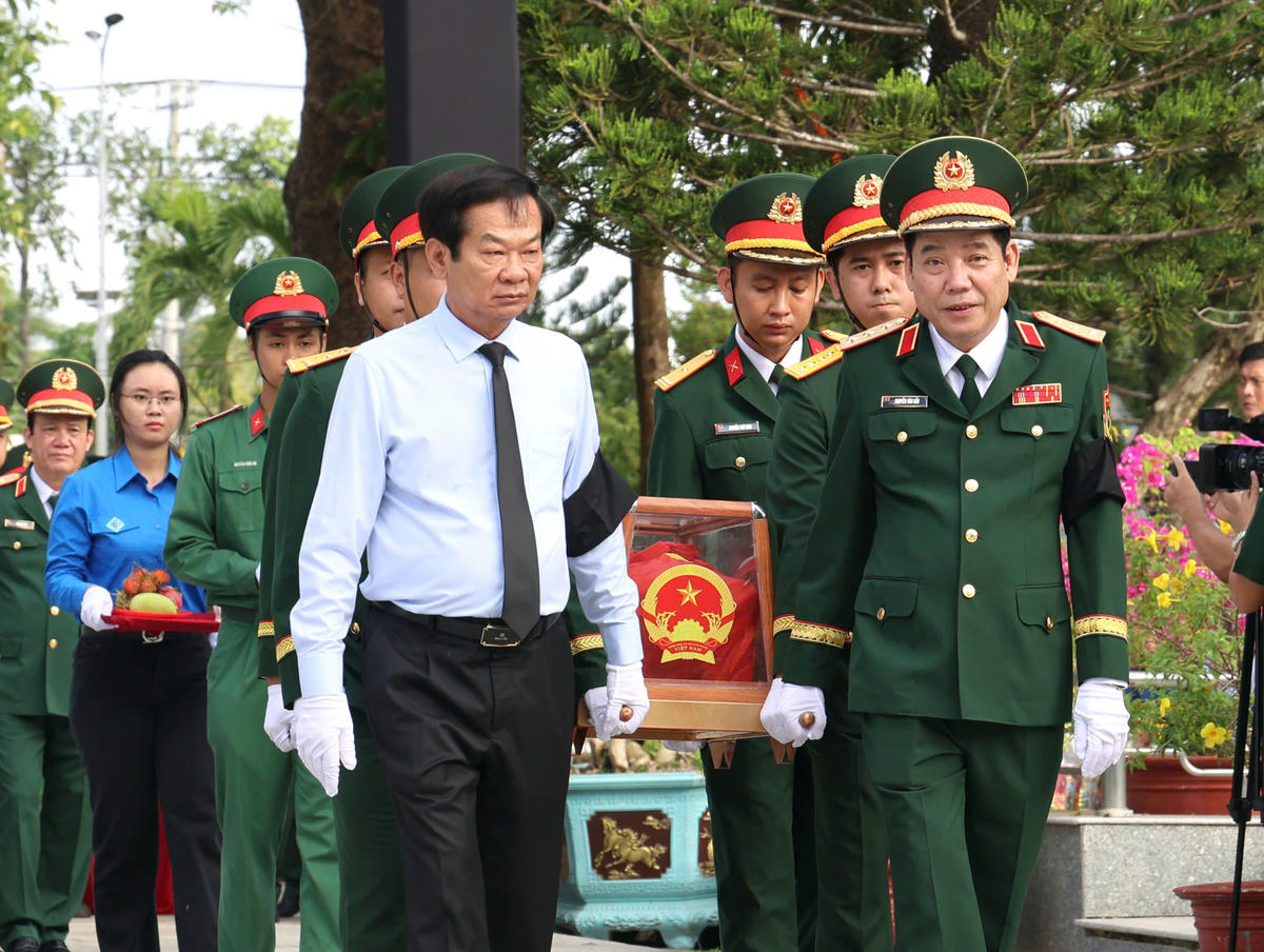 Thượng tướng Nguyễn Văn Gấu, Thứ trưởng Bộ Quốc phòng và ông Đỗ Thanh Bình, Bí thư Thành ủy TP Cần Thơ tiễn đưa hài cốt liệt sĩ đến nơi an táng. Ảnh: TP