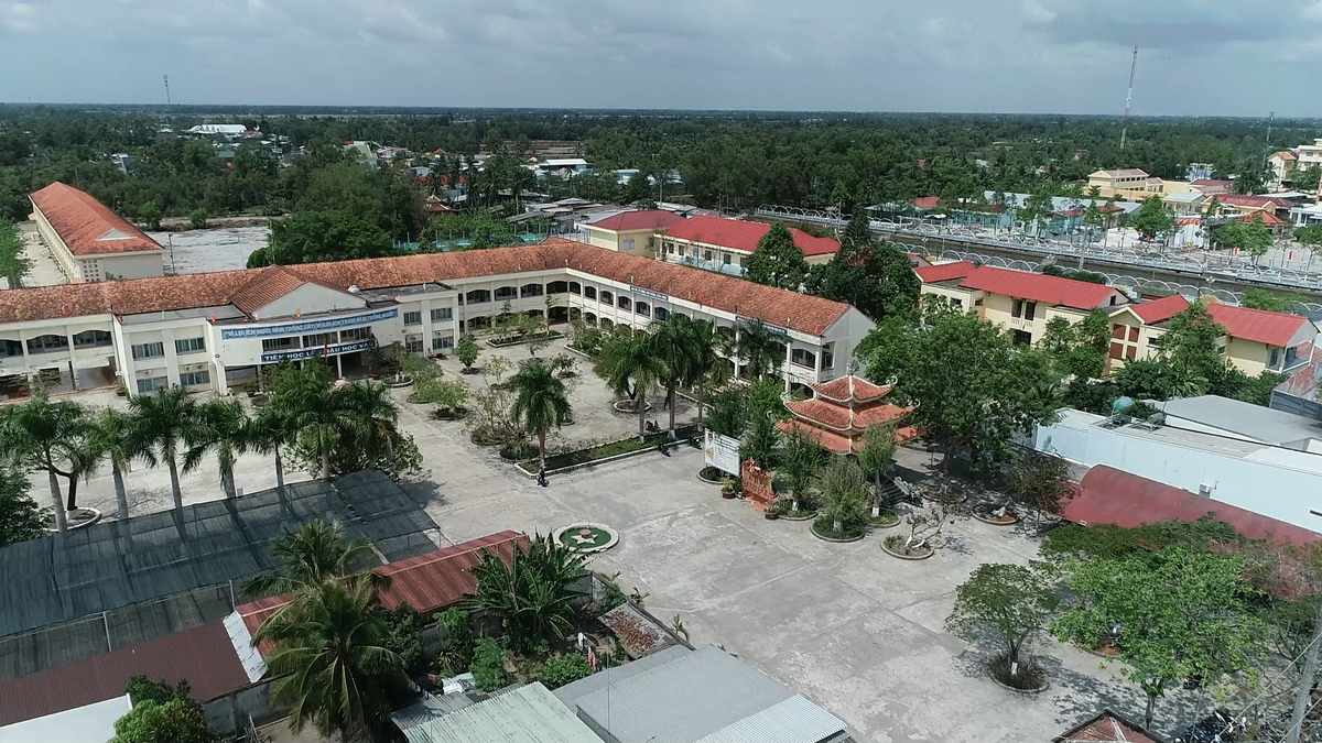 Trong dịp hè, trường THPT Võ Văn Kiệt ( xã Phước Long) được cấp trên đầu tư xây mới, sửa chữa một số nhà vệ sinh, hệ thống nước uống sạch. Đến nay, nhà trường đã có cơ sở vật chất khang trang, trang thiết bị dạy học ngày càng hoàn thiện, đáp ứng yêu cầu đổi mới giáo dục. Ảnh: Nguyên Du