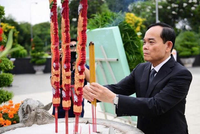 Bí thư Trần Lưu Quang dâng hương tưởng niệm các Anh hùng liệt sĩ tại Nghĩa trang liệt sĩ TP Hồ Chí Minh (Đồi không tên, phường Long Bình). Ảnh: QĐ.