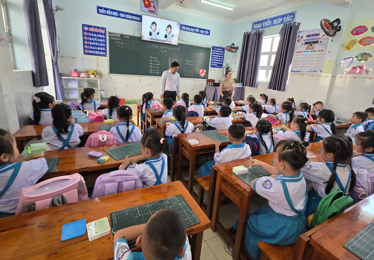 Trường tiểu học Kim Đồng ( phường Bạc Liêu) hoàn tất những phần việc chỉnh trang trường lớp. Thiết bị dạy học được rà soát, kiểm tra để phục vụ việc giảng dạy. Ảnh: Nguyên Du
