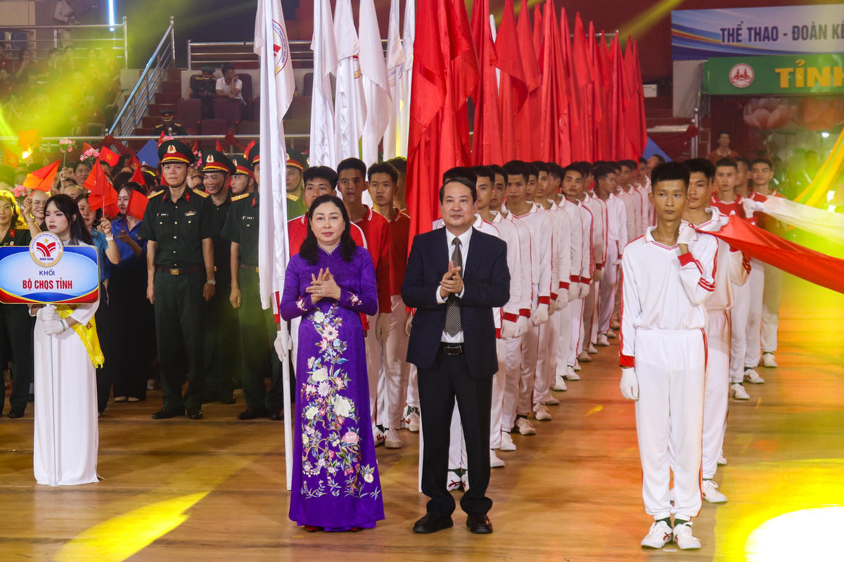Phó Bí thư Tỉnh ủy, Chủ tịch Ủy ban MTTQ Việt Nam tỉnh Đinh Thị Lụa chúc mừng các đoàn tham gia đại hội. Ảnh: Đình Minh