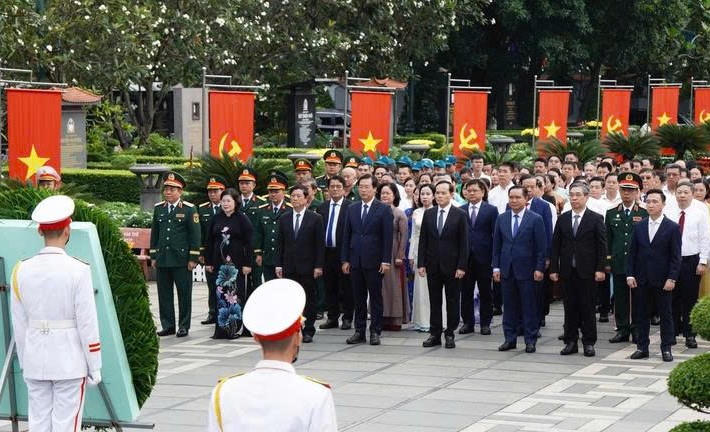 Đoàn đại biểu TP Hồ Chí Minh do Bí thư Thành ủy Trần Lưu Quang làm trưởng đoàn đến dâng hoa, dâng hương tưởng niệm các anh hùng liệt sĩ tại Nghĩa trang TP Hồ Chí Minh (Lạc Cảnh, phường Linh Xuân). Ảnh: KP.