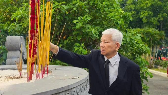 Ông Nguyễn Minh Triết, nguyên Ủy viên Bộ Chính trị, nguyên Chủ tịch nước dâng hương tại Nghĩa trang Liệt sĩ Bình Dương. Ảnh: TN.