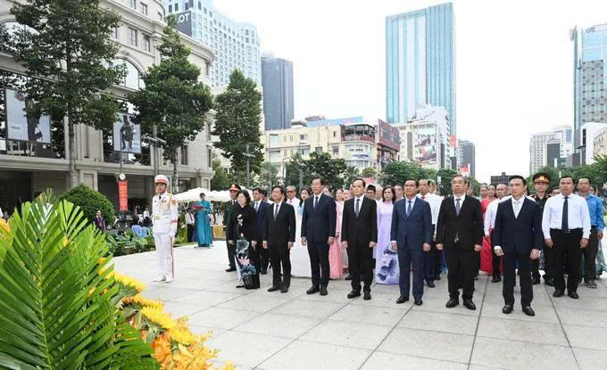 Đoàn đại biểu Thành ủy - HĐND - UBND - Ủy ban MTTQ Việt Nam TP Hồ Chí Minh dâng hoa tưởng nhớ Chủ tịch Hồ Chí Minh. Ảnh: VD.