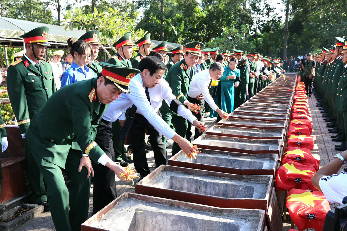Các đại biểu bày tỏ sự tri ân và ghi nhớ công lao to lớn của các anh hùng liệt sĩ đã anh dũng chiến đấu và hy sinh vì sự nghiệp đấu tranh giải phóng dân tộc, thống nhất đất nước. Ảnh TP