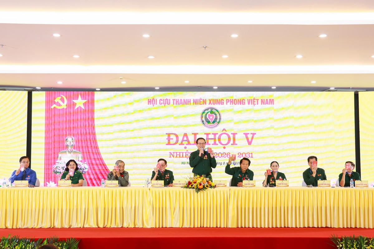 Các đại biểu thông qua Nghị quyết Đại hội. Ảnh: Quang Vinh