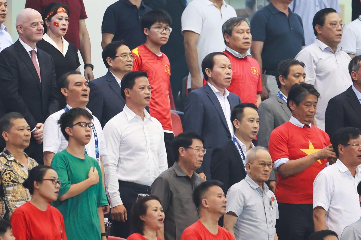 Chủ tịch FIFA Gianni Infantino, nguyên Thủ tướng Chính phủ Phạm Minh Chính, Phó Thủ tướng Chính phủ Lê Tiến Châu có mặt trên khán đài.
