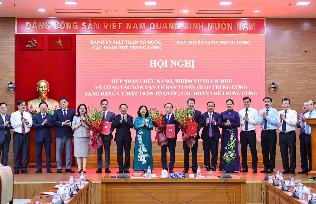 Bí thư Đảng ủy MTTQ, các đoàn thể Trung ương, Chủ tịch Ủy ban Trung ương MTTQ Việt Nam Bùi Thị Minh Hoài; Trưởng Ban Tuyên giáo Trung ương Trịnh Văn Quyết và các đại biểu tặng hoa chúc mừng các cán bộ tại Hội nghị. Ảnh: Minh Đức.