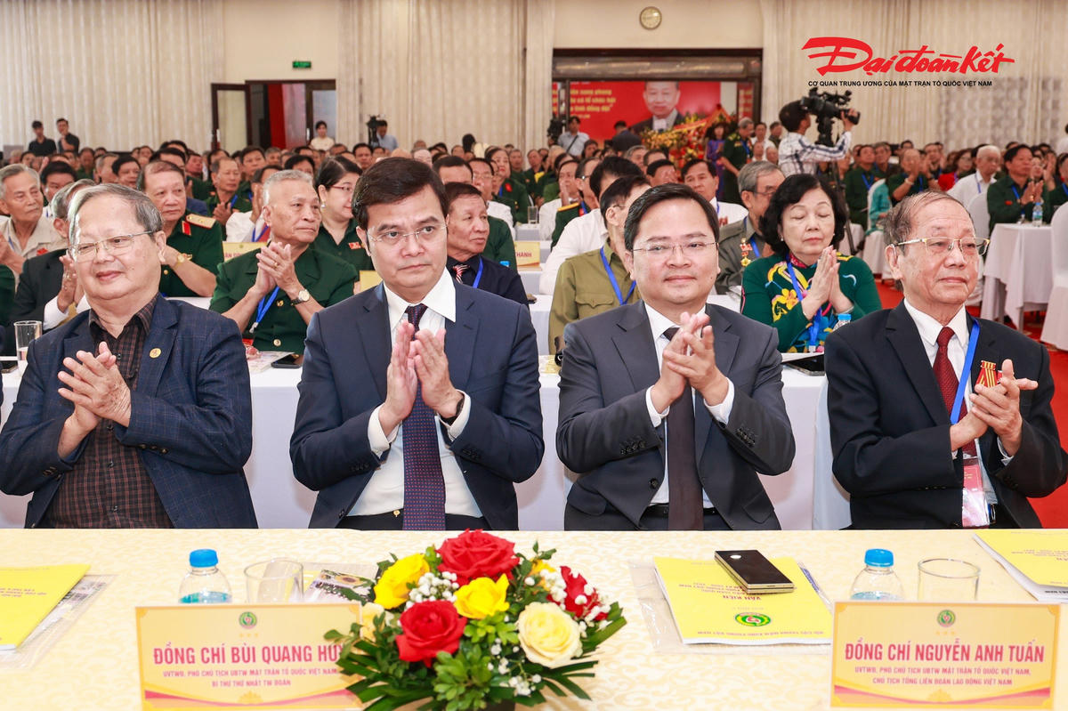 Nguyên Ủy viên Bộ Chính trị, Thường trực Ban Bí thư Phan Diễn; ông Nguyễn Anh Tuấn, Ủy viên Trung ương Đảng, Phó Chủ tịch Ủy ban Trung ương MTTQ Việt Nam, Chủ tịch Tổng Liên đoàn Lao động Việt Nam; ông Bùi Quang Huy, Ủy viên Trung ương Đảng, Phó Chủ tịch Ủy ban Trung ương MTTQ Việt Nam, Bí thư Thứ nhất Trung ương Đoàn TNCS Hồ Chí Minh tham dự Đại hội. Ảnh: Quang Vinh.