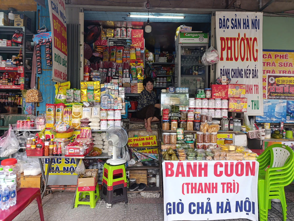 Nhiều quán đặc sản Hà Nội và các tỉnh miền Bắc trên đường Chu Mạnh Trinh, phường Sài Gòn (TPHCM). Ảnh: T.Luân.