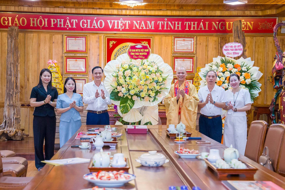 Phó Chủ tịch Thường trực Ủy ban MTTQ Việt Nam tỉnh Thái Nguyên Vũ Duy Hoàng tặng hoa chúc mừng Ban Trị sự Giáo hội Phật giáo Việt Nam tỉnh Thái Nguyên. Ảnh: MTTQ tỉnh Thái Nguyên.