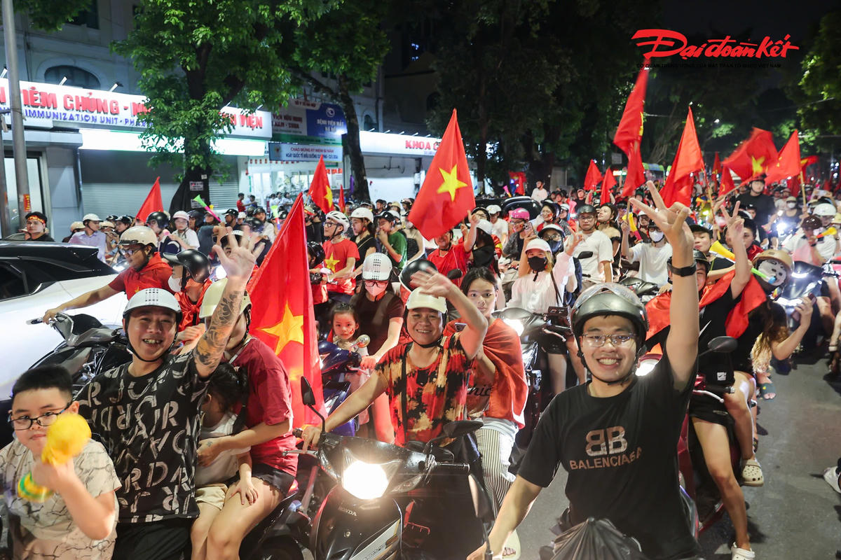 Cùng nhóm bạn hòa vào dòng người “đi bão”, anh Nguyễn Minh Đức trú tại phường Hà Đông chia sẻ, anh đã chờ đợi trận chung kết từ nhiều ngày trước.