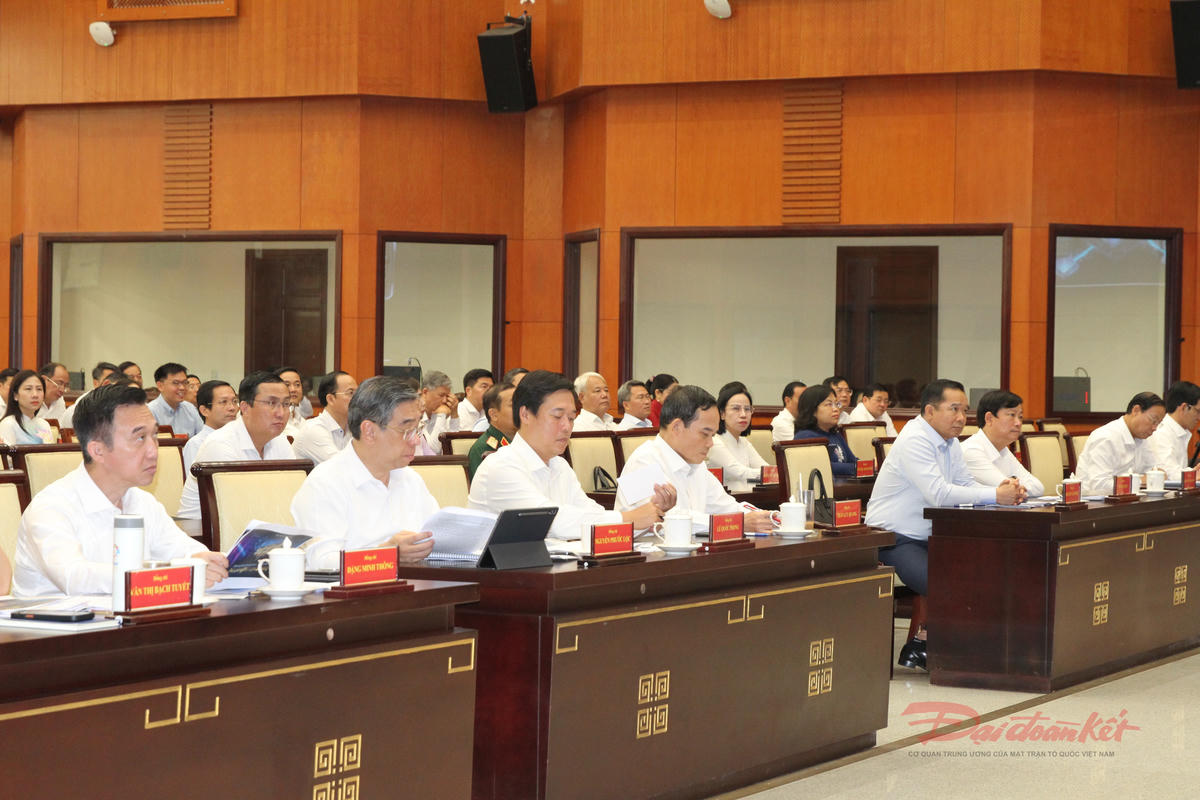 Bí thư Thành ủy Trần Lưu Quang và Chủ tịch UBND thành phố Nguyễn Văn Được dự hội nghị. Ảnh: TL