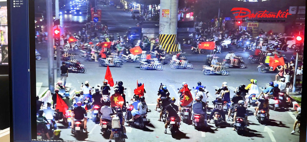 Việt Nam lên ngôi vô địch ASEAN Cup 2026: Cổ động viên Hà Nội 'đi bão' xuyên đêm
