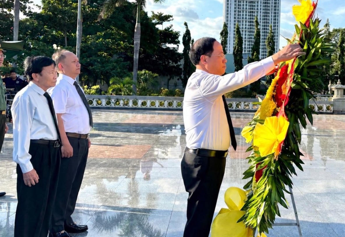Chủ tịch UBND tỉnh Gia Lai Phạm Anh Tuấn dâng hương tại Nghĩa trang Liệt sĩ Quy Nhơn. Ảnh: NH.