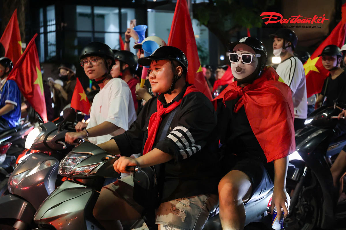 Việt Nam lên ngôi vô địch ASEAN Cup 2026: Cổ động viên Hà Nội 'đi bão' xuyên đêm