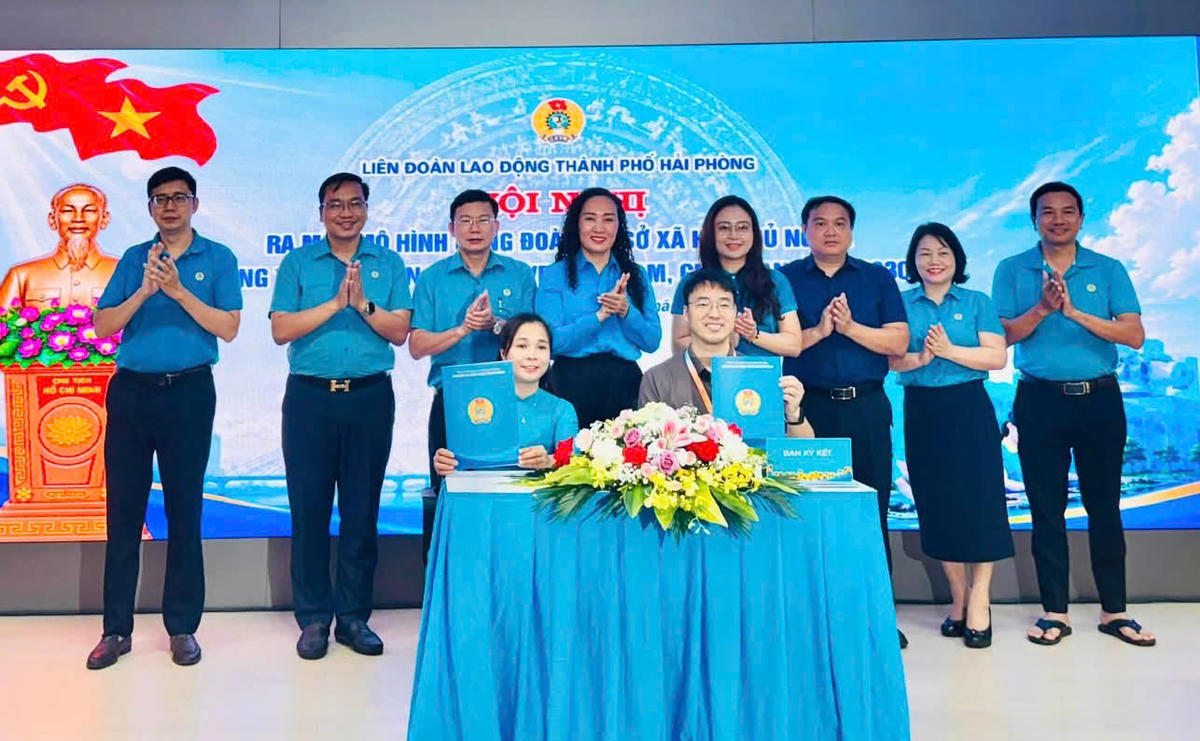 Đại diện Ban lãnh đạo Công ty TNHH điện tử Tongwei Việt Nam (KCN An Dương, Hải Phòng) và Ban Chấp hành Công đoàn Công ty ký cam kết phối hợp. Ảnh: MD.