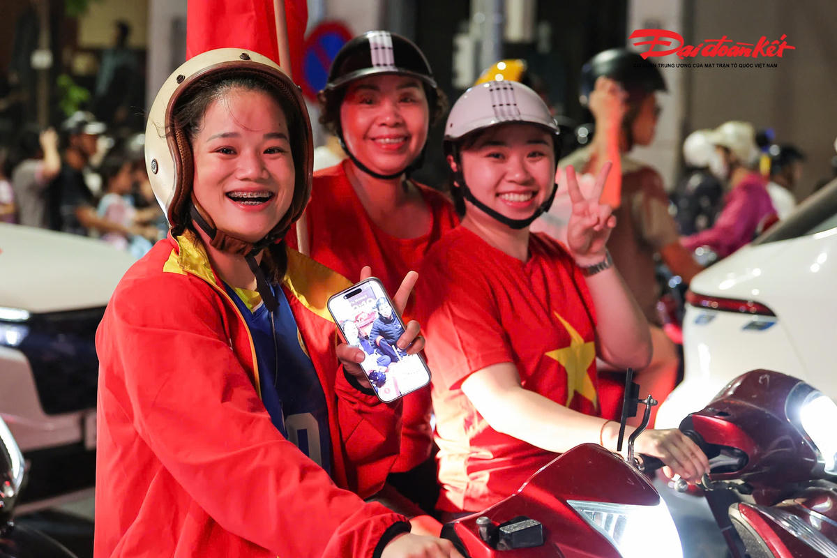 “Cảm xúc của em lúc này thực sự rất khó tả. Trước trận đấu cả nhóm đã ngồi xem cùng nhau và ai cũng hồi hộp. Đến khi Việt Nam giành chiến thắng, tất cả đều vỡ òa. Việt Nam vô địch ASEAN Cup 2026 nên chúng em quyết định xuống đường ngay để ăn mừng cùng mọi người”, chị Hoài chia sẻ.