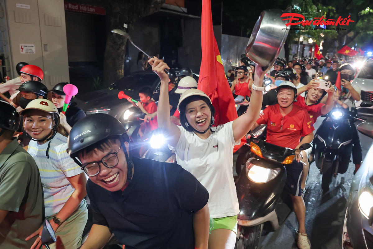 Trong dòng người đó, chị Lê Thu Trang trú tại phường Cầu Giấy cho biết, điều khiến cô ấn tượng nhất không chỉ là chiến thắng của đội tuyển mà còn là không khí đoàn kết của người hâm mộ.