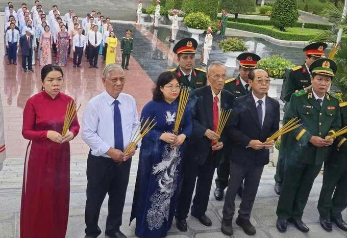 Phó Chủ tịch HĐND TP Hồ Chí Minh Nguyễn Trường Nhật Phượng cùng đoàn đại biểu thành phố dâng hương tại Nghĩa trang Liệt sĩ Bình Dương. Ảnh: TN.