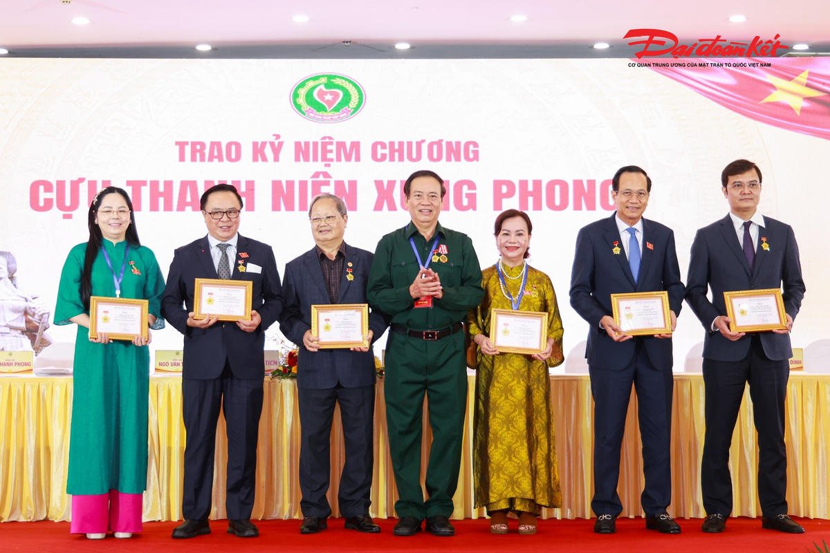 Chủ tịch Hội Cựu Thanh niên xung phong khóa IV Vũ Trọng Kim trao Kỷ niệm chương Cựu TNXP. Ảnh: Quang Vinh.