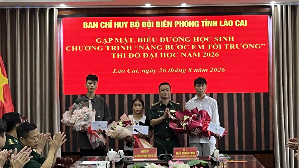 Đại tá Trần Quang Tùng, Chính ủy BĐBP tặng hoa chúc mừng các em đỗ đại học. Ảnh: Trung Dũng.