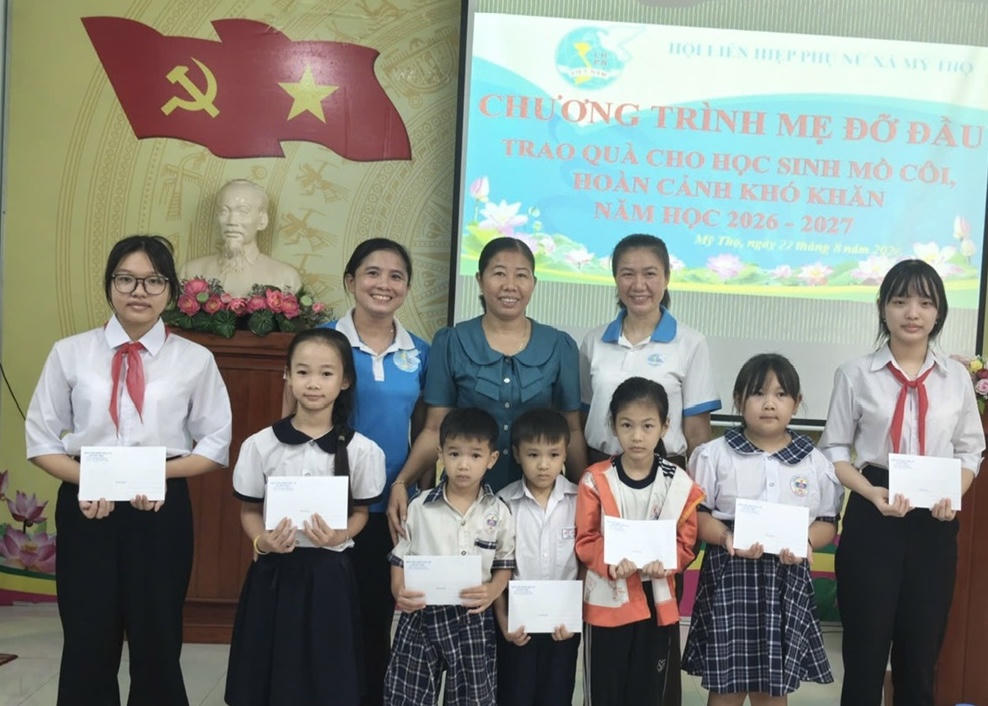 Trao quà tặng học sinh trên địa bàn xã Mỹ Thọ, tỉnh Đồng Tháp. (Ảnh: An Bình)