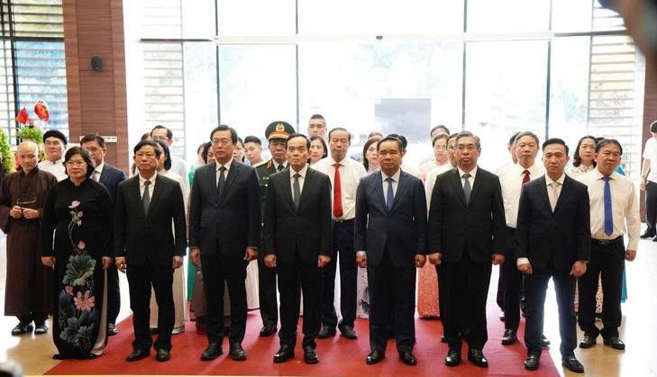 Đoàn đại biểu TP Hồ Chí Minh do Bí thư Thành ủy Trần Lưu Quang làm trưởng đoàn dâng hương tưởng niệm Chủ tịch Tôn Đức Thắng. Ảnh: KP.