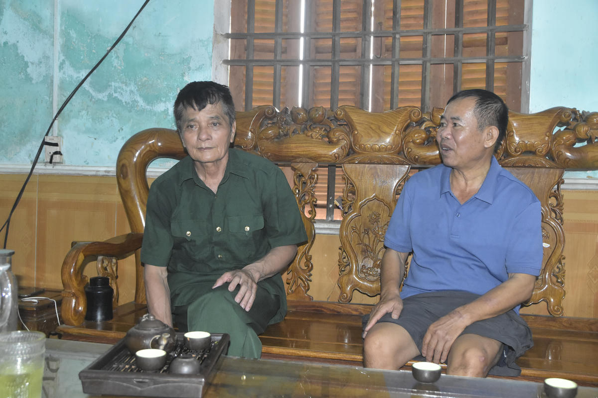 Cựu binh Nguyễn Văn Hiếu (bên trái) nghẹn ngào khi nhắc đến các đồng đội hy sinh vẫn đang nằm lại giữa núi đá Vị Xuyên.