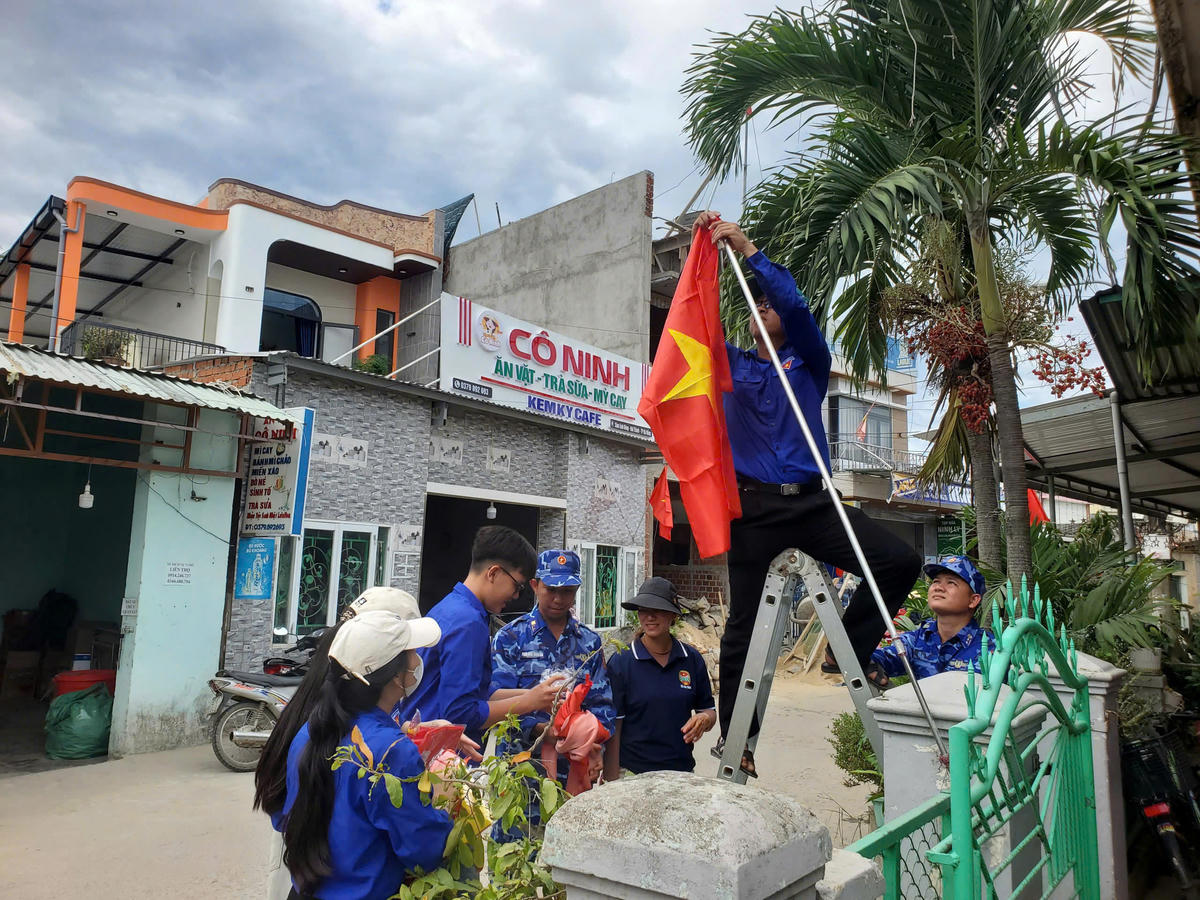Một góc tuyến đường thôn Sâm Linh được các đoàn viên, chiến sĩ Hải đoàn 21 treo cờ Tổ quốc. Ảnh: CS.