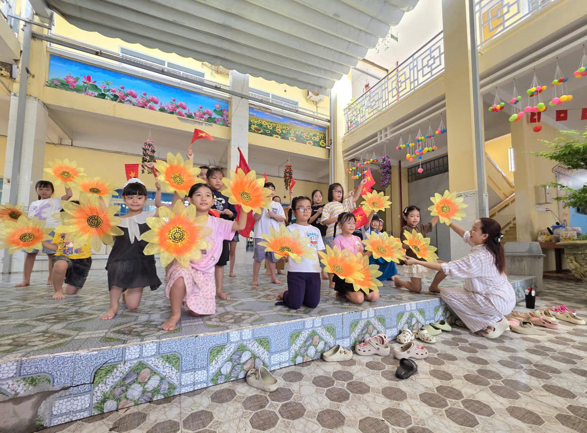 Trường tiểu học Kim Đồng ( phường Bạc Liêu) tập luyện văn nghệ chào mừng tại Lễ khai giảng năm học mới. Ảnh: Nguyên Du