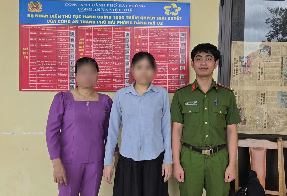 Bà L.T.C. (áo tím) cùng người con gái bị thất lạc 16 năm tại Công an xã Việt Khê, TP Hải Phòng.
