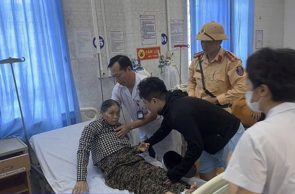 Cán bộ Cảnh sát giao thông tỉnh Ninh Bình kịp thời cứu giúp người dân bị nạn trên đường.