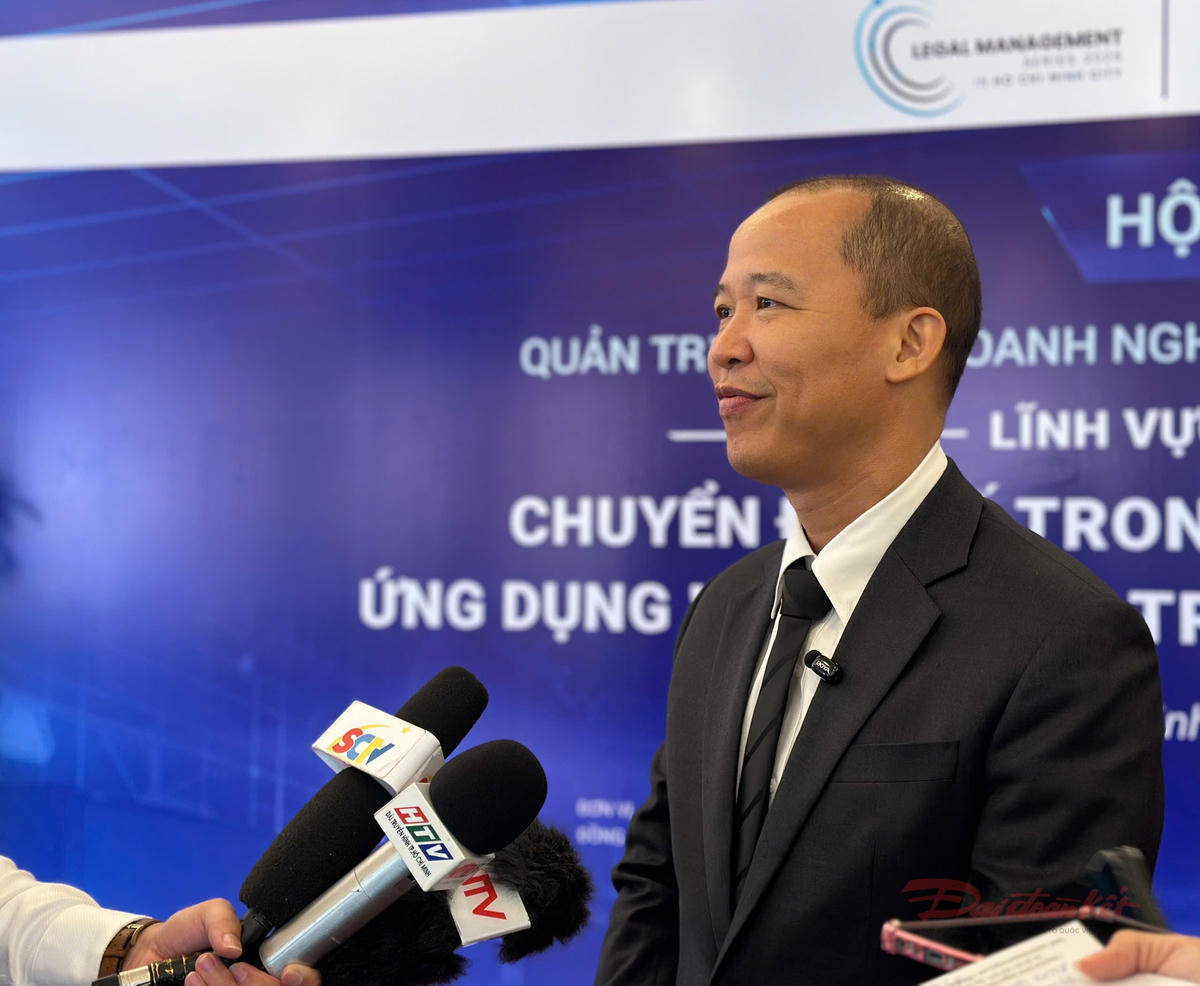 Luật sư Đặng Việt Anh trả lời phỏng vấn của các cơ quan báo chí bên lề hội nghị. Ảnh: Lưu Tuyết.