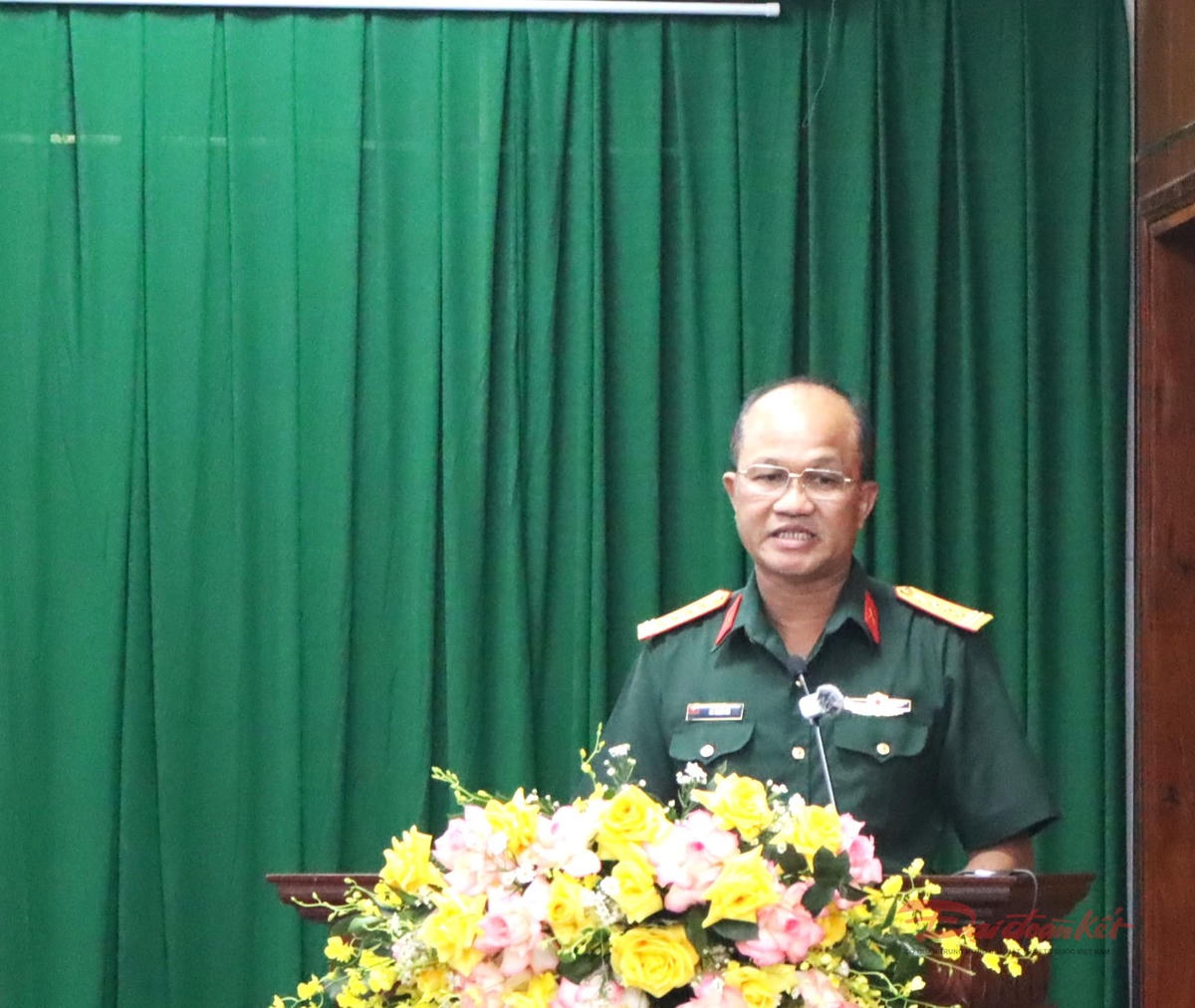 Đại tá, Tiến sĩ Lê Thanh Bài, Phó Viện trưởng Viện Chiến lược và Lịch sử quốc phòng Việt Nam (Bộ Quốc phòng) phát biểu tham luận. Ảnh: Thành Luân.