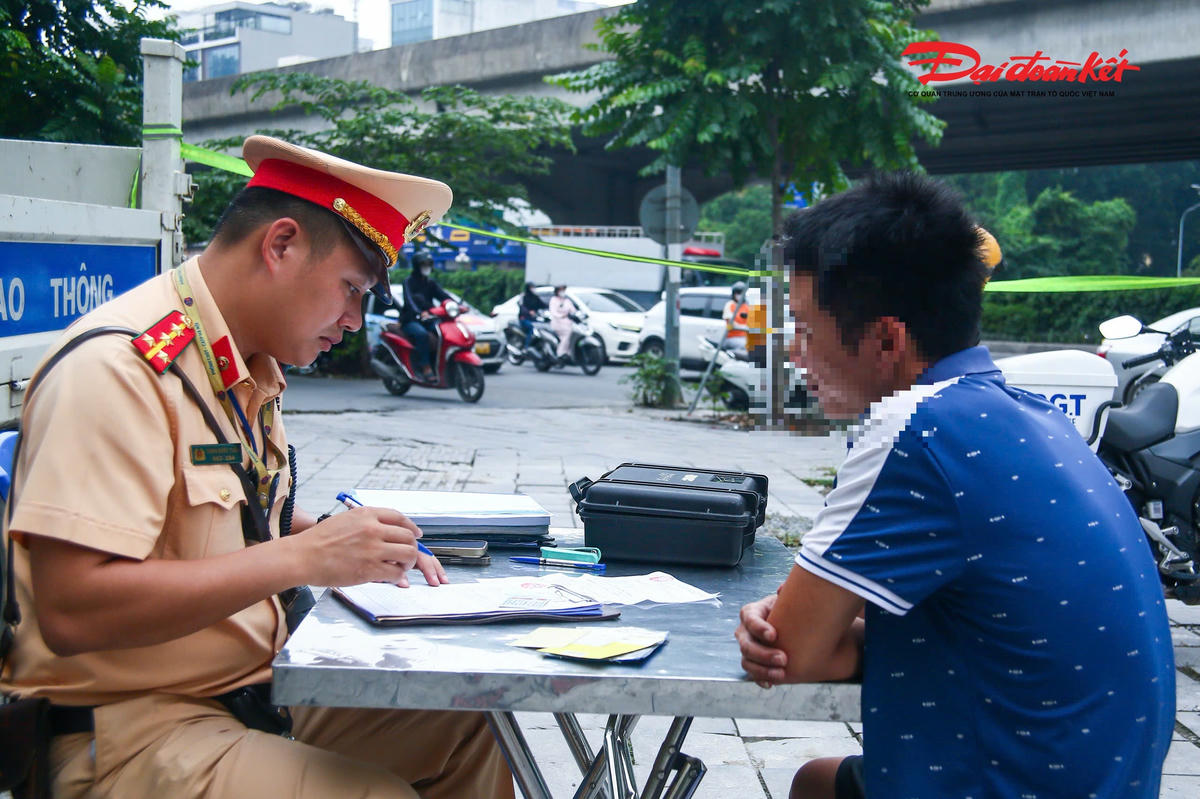 Theo kế hoạch, đợt tổng kiểm soát phương tiện kinh doanh vận tải được lực lượng CSGT triển khai trên phạm vi cả nước từ ngày 26/8 đến hết ngày 25/9. Khi phát hiện vi phạm liên quan đến trách nhiệm của doanh nghiệp vận tải hoặc chủ phương tiện, lực lượng CSGT sẽ kiến nghị và phối hợp với các đơn vị chức năng kiểm tra, xử lý theo quy định.