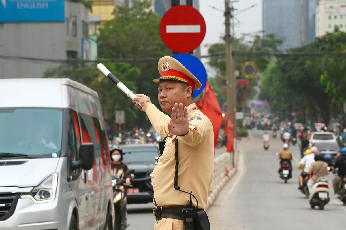 Lực lượng CSGT Hà Nội tổ chức phân luồng, hướng dẫn phương tiện quanh khu vực sân vận động Quốc gia Mỹ Đình, phục vụ trận chung kết Việt Nam - Thái Lan.