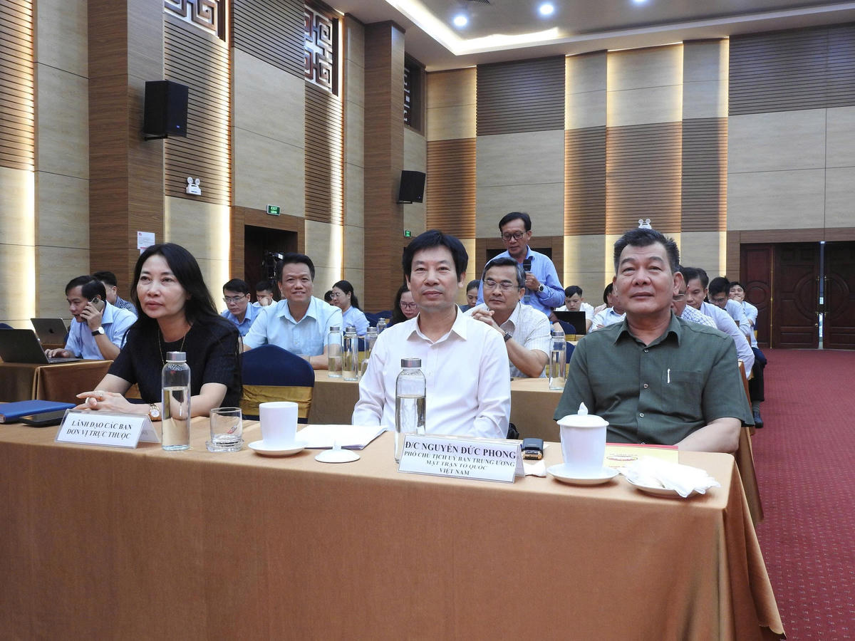 Các đại biểu tham dự lễ bế giảng.