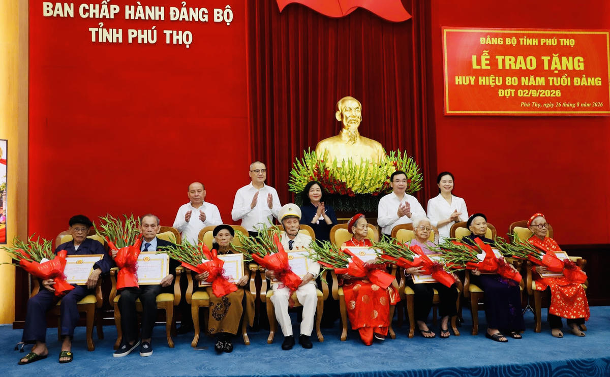 Chủ tịch Ủy ban Trung ương MTTQ Việt Nam Bùi Thị Minh Hoài chúc mừng các đảng viên lão thành tỉnh Phú Thọ vinh dự được nhận Huy hiệu 80 năm tuổi Đảng. Ảnh: Đ.V.