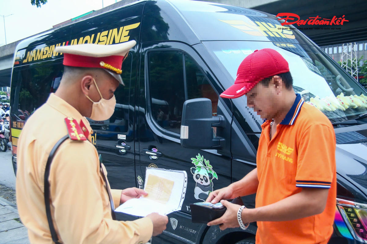 Cùng thời điểm, trên đường Nguyễn Xiển, khu vực các lối xuống từ đường Vành đai 3 trên cao, Đội CSGT đường bộ số 7 bố trí lực lượng kiểm tra các phương tiện kinh doanh vận tải hành khách, hàng hóa lưu thông qua địa bàn.
