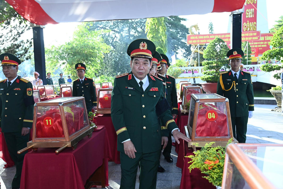 Thượng tướng Nguyễn Văn Gấu và các đại biểu tưởng nhớ các anh hùng liệt sĩ.  Ảnh TP