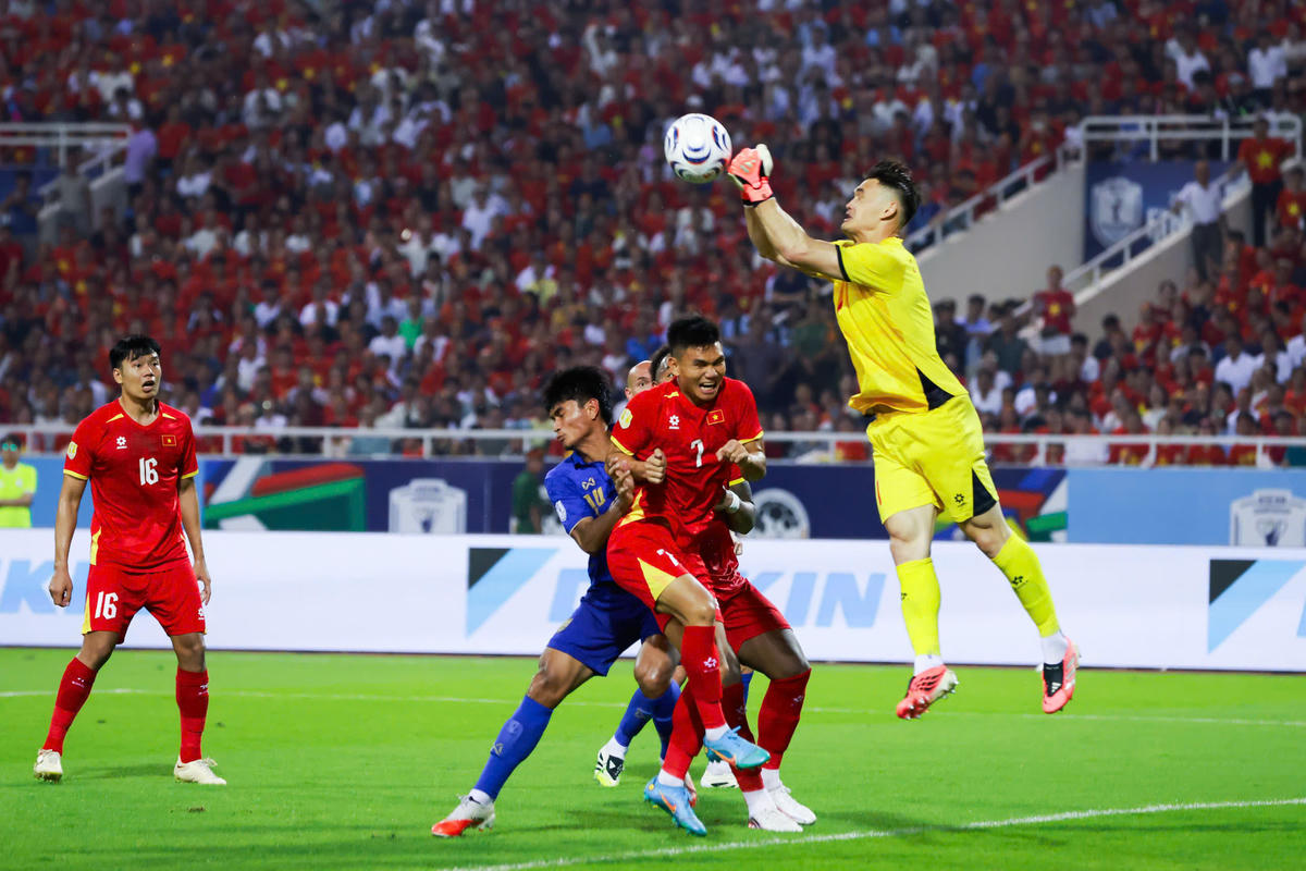 Thủ môn Lê Giang Patrik có một ngày chơi bóng khá vất vả.