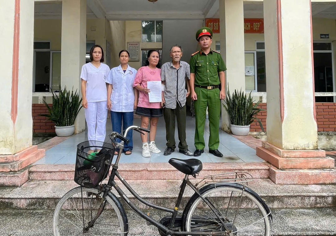 Cụ Lê Văn Đang được gia đình tới đón về.