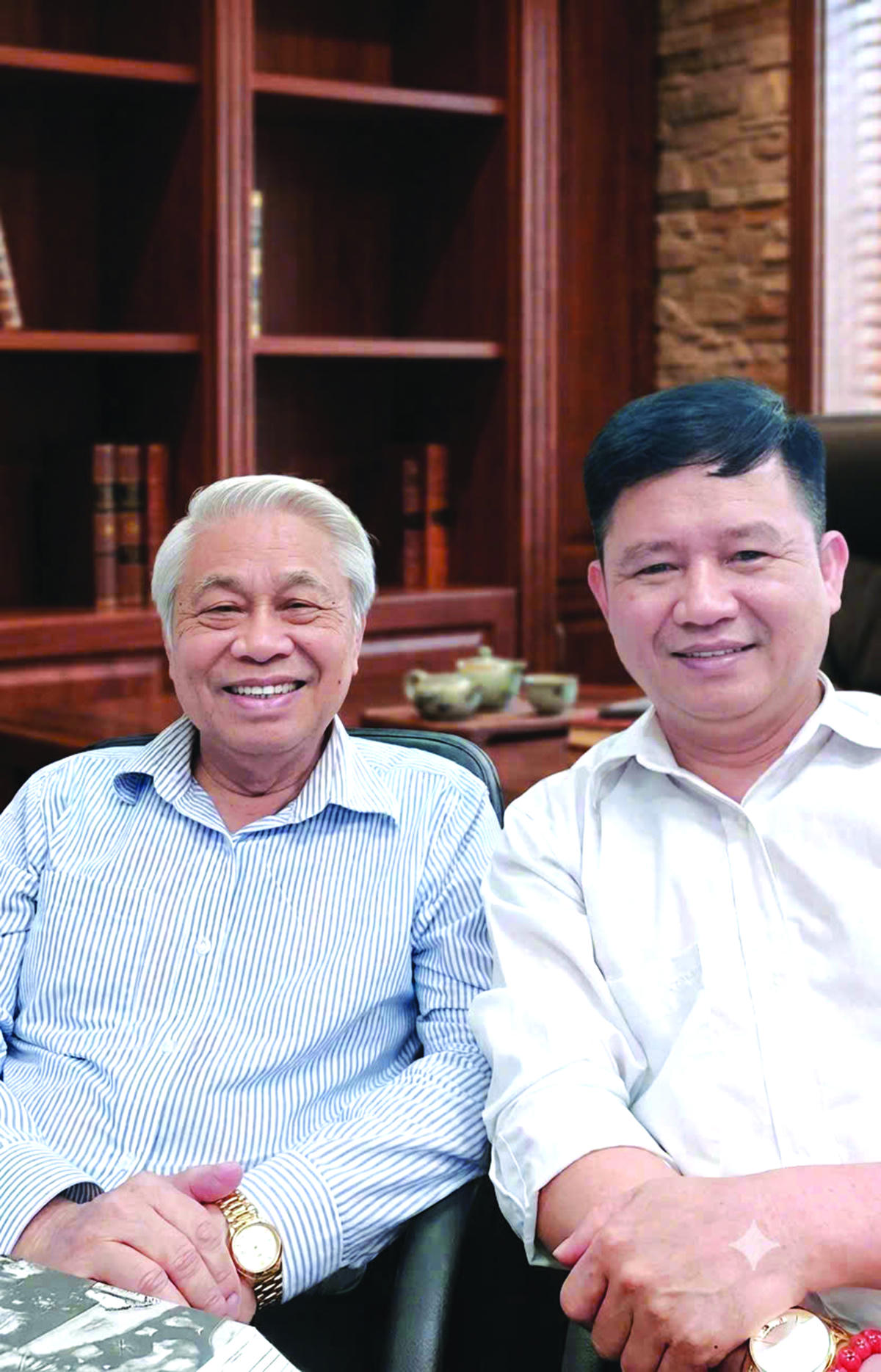 Nhà thơ Vũ Quần Phương (bên trái) và tác giả bài viết.